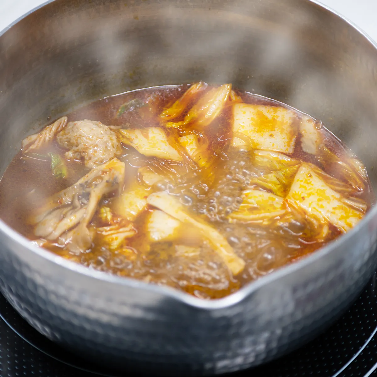 鍋で煮立てられるセブン-イレブン麻辣湯