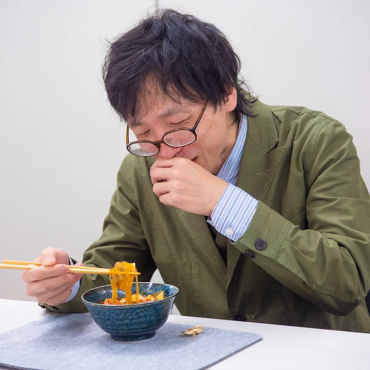 セブン-イレブン麻辣湯を食べて感激するインタビュアー